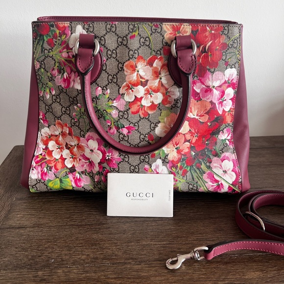 Gucci Handbags - GUCCI GG Supreme Monogram Blooms convertible tote